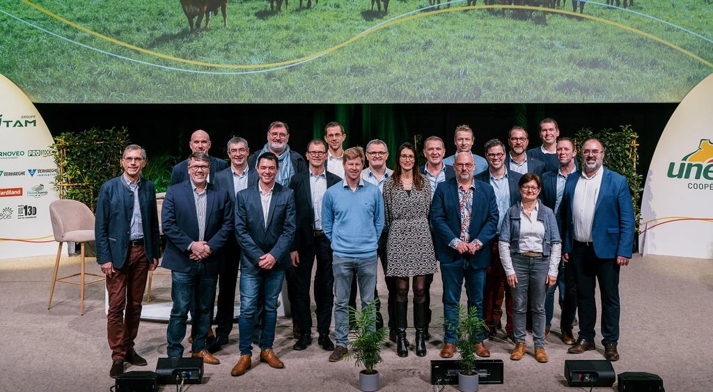 Le Conseil d'administration de la coop&eacute;rative Un&eacute;al avec, de gauche &agrave; droite : Christophe Cannesson, Philippe Brehon, Sylvain Vidril, Bertrand Hernu, Gr&eacute;goire Fauville, Adrien Blanchard, Philippe Denuncq, Thomas Quandalle, Thierry Merlot, Maxime Brabant, Elisabeth Hoyez, Laurent Bu&eacute;, Nicolas Fernet, Fran&ccedil;ois Carlu, Anne Vandenbossche, Vincent Coquart, Romain Vauchel, Beno&icirc;t Dubus et Armel Lesaffre

